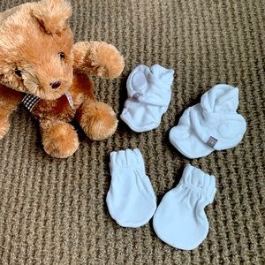 Goumi bootie and mitt set